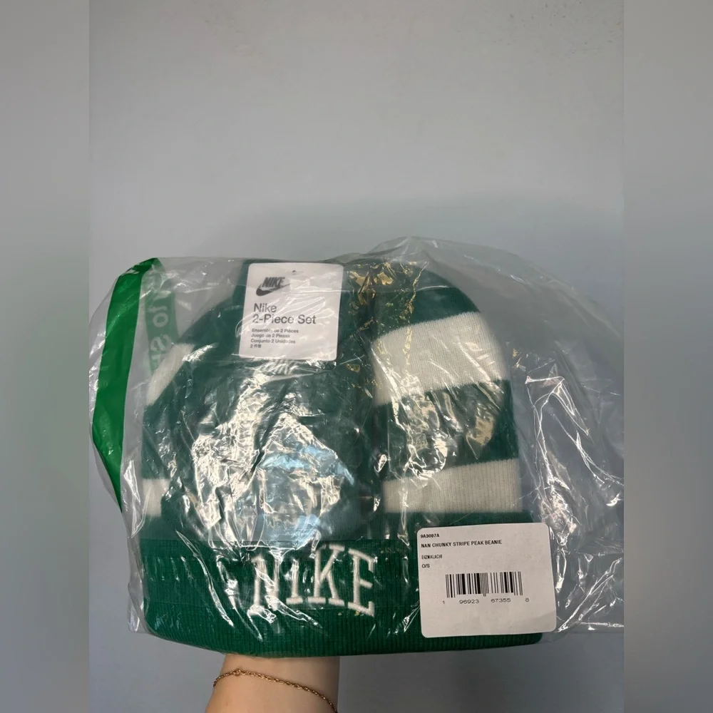 NIKE KIDS CHUNKY STRIPE GREEN TWO PIECE HAT AND GLOVE SET ONE SIZE